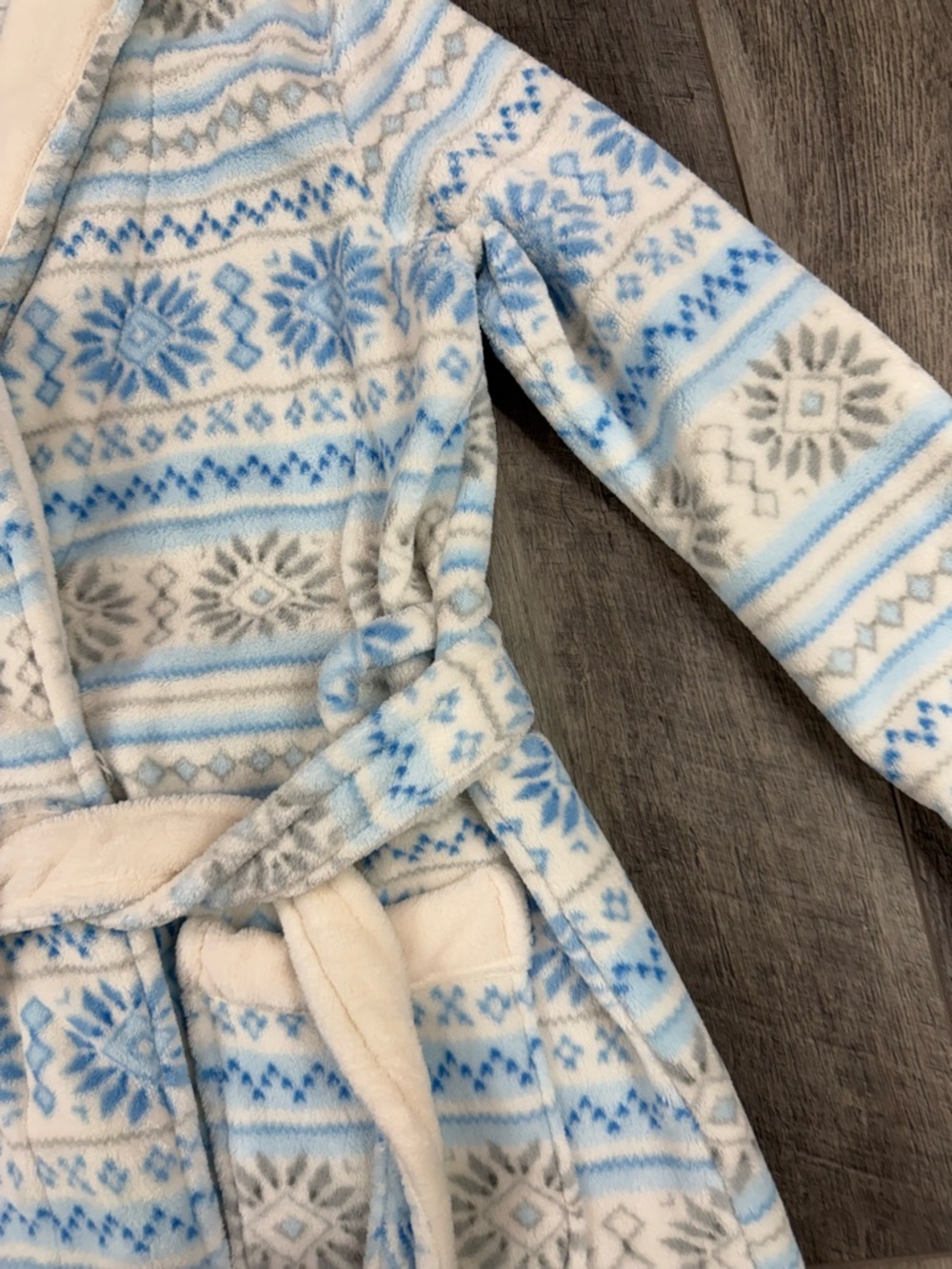 Chaos Blue/White Fuzzy Robe‎ - Picture 6 of 11